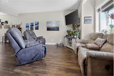 918 E 16th St, Lafayette, OR 97127 - Photo 8