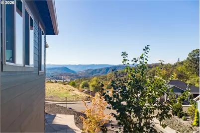 1811 NE Alameda Ave, Roseburg, OR 97470 - Photo 10