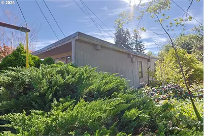 125 E 10th St, Coquille, OR 97423 - Photo 10