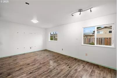 17705 NE Multnomah Dr, Portland, OR 97230 - Photo 18