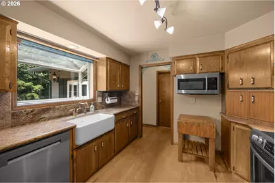 343 NE Hillwood Dr, Hillsboro, OR 97124 - Photo 10