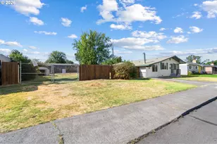235 W Highland Ave, Hermiston, OR 97838 - Photo 2