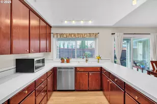 2463 SW Phyllis Dr SW, Gresham, OR 97080 - Photo 10