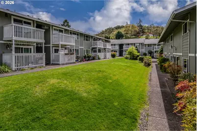 885 NE Sunset St #32, Roseburg, OR 97470 - Photo 2