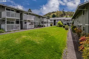 885 NE Sunset St, Roseburg, OR 97470 - Photo 2