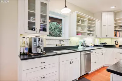 180 Trinity Dr, Castle Rock, WA 98611 - Photo 2