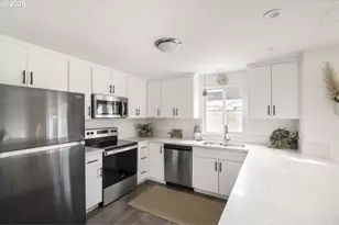 2630 NE Saratoga St, Portland, OR 97211 - Photo 10