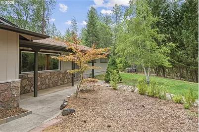 135 Rolling Hills Dr, Grants Pass, OR 97526 - Photo 2