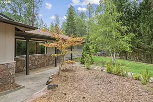 135 Rolling Hills Dr, Grants Pass, OR 97526 - Photo 2