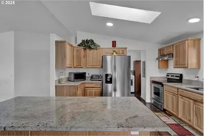 346 E 10th Pl, Junction City, OR 97448 - Photo 18