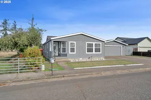 346 E 10th Pl, Junction City, OR 97448 - Photo 2