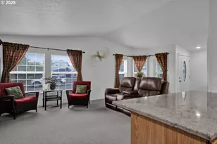 346 E 10th Pl, Junction City, OR 97448 - Photo 12