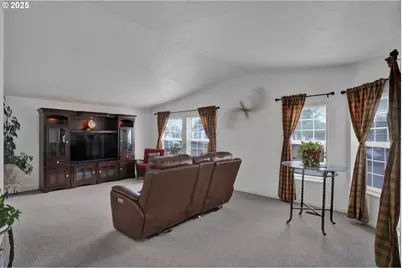 346 E 10th Pl, Junction City, OR 97448 - Photo 6