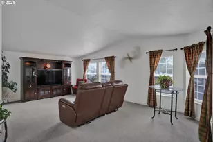 346 E 10th Pl, Junction City, OR 97448 - Photo 6