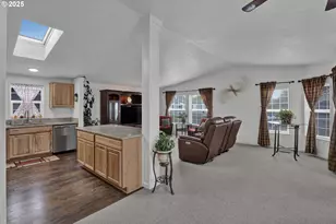 346 E 10th Pl, Junction City, OR 97448 - Photo 8