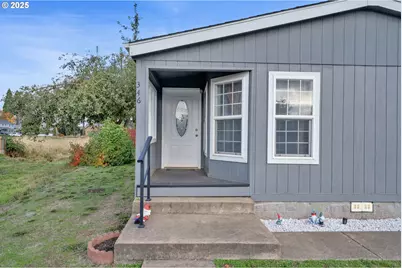 346 E 10th Pl, Junction City, OR 97448 - Photo 4