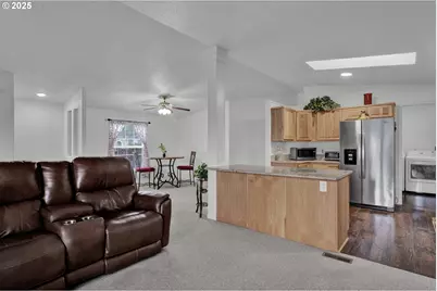 346 E 10th Pl, Junction City, OR 97448 - Photo 10