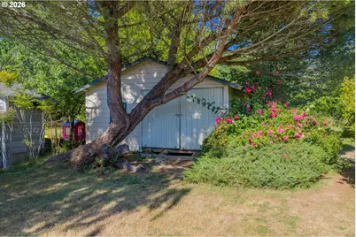 635 25th St, Myrtle Point, OR 97458 - Photo 8