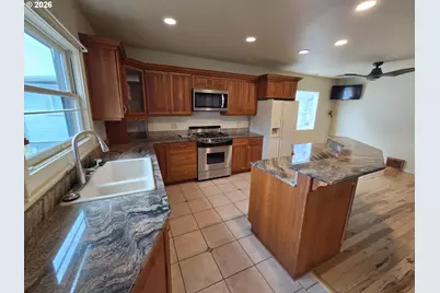 1352 SE Cobb St, Roseburg, OR 97470 - Photo 8