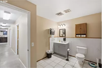 5597 S Santiam Hwy, Lebanon, OR 97355 - Photo 8