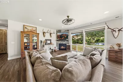 200 Hatfield Dr, Roseburg, OR 97470 - Photo 4