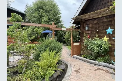 961 Tiara St, Eugene, OR 97405 - Photo 2