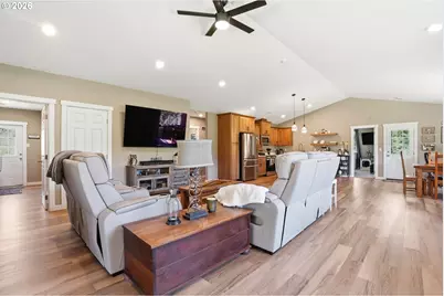 200 Red Hawk Dr, Castle Rock, WA 98611 - Photo 6