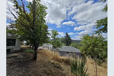 1739 NE Malheur Ave NE, Roseburg, OR 97470 - Photo 6