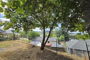 1739 NE Malheur Ave NE, Roseburg, OR 97470 - Photo 8