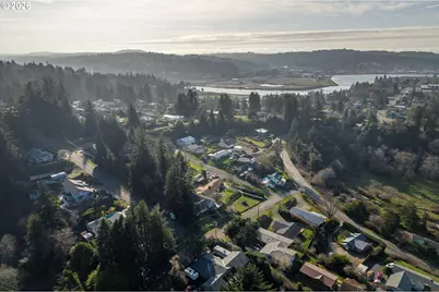 1376 D St, Coos Bay, OR 97420 - Photo 42