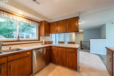 1376 D St, Coos Bay, OR 97420 - Photo 18