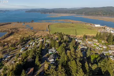 1376 D St, Coos Bay, OR 97420 - Photo 40