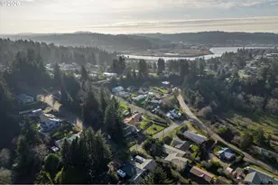 1376 D St, Coos Bay, OR 97420 - Photo 44