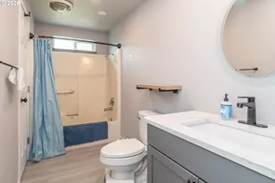 924 NE Central St, Roseburg, OR 97470 - Photo 18