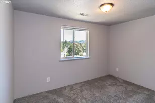 924 NE Central St, Roseburg, OR 97470 - Photo 32