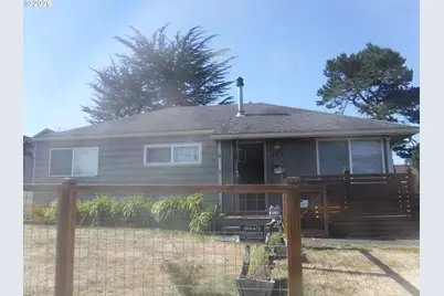 877 Pacific Ave, Coos Bay, OR 97420 - Photo 2