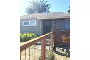 877 Pacific Ave, Coos Bay, OR 97420 - Photo 1