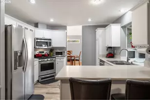 531 NE Meadow Dr, Portland, OR 97211 - Photo 10