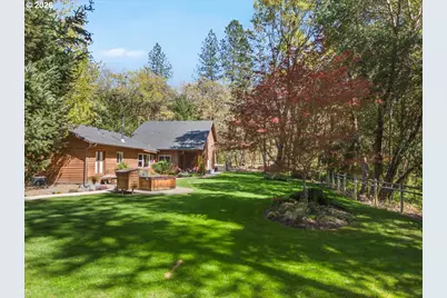 737 Pinecrest Dr, Grants Pass, OR 97526 - Photo 2