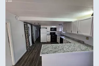201 NE Peggy Ave #10, Roseburg, OR 97470 - Photo 4