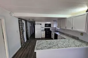 201 NE Peggy Ave, Roseburg, OR 97470 - Photo 4