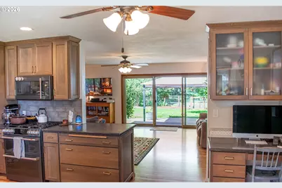 322 W Hickory St, Roseburg, OR 97471 - Photo 10