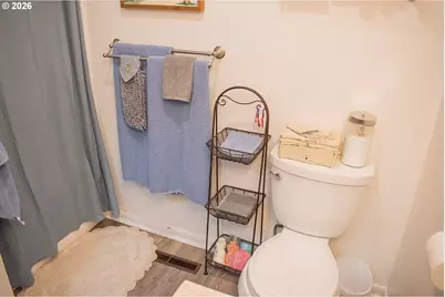 322 W Hickory St, Roseburg, OR 97471 - Photo 24