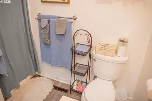 322 W Hickory St, Roseburg, OR 97471 - Photo 24