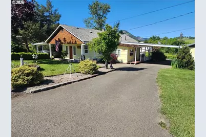 795 E St, Riddle, OR 97469 - Photo 1