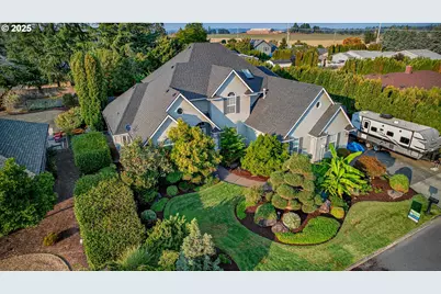 821 E 7th St, Molalla, OR 97038 - Photo 1