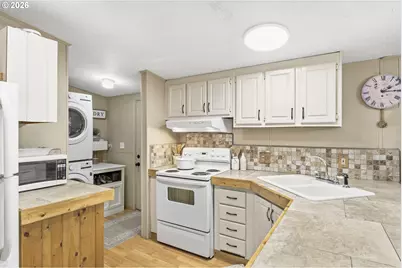56005 Browning Dr, Bend, OR 97707 - Photo 12