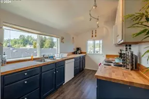 160 N 8th St, Lakeside, OR 97449 - Photo 4