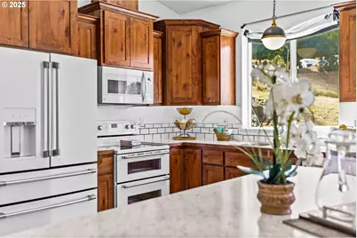 2187 E Madison Ave, Cottage Grove, OR 97424 - Photo 6