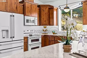 2187 E Madison Ave, Cottage Grove, OR 97424 - Photo 6